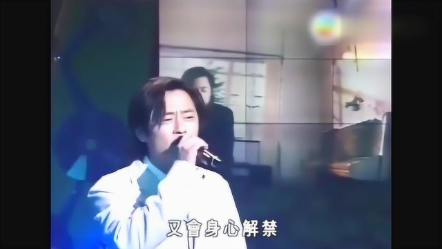 王杰演唱一首《心瘾》现场版,人怎会越爱越要恨,男人的真情流露