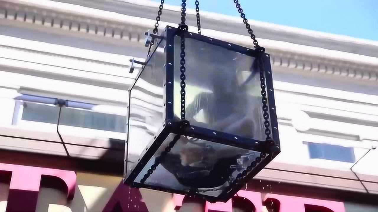 魔术师现场表演水中脱困闭气3分钟后上演大逃脱还来得及吗