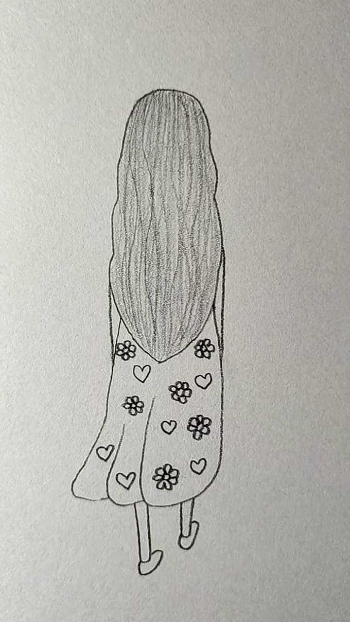 穿着长裙的小女孩背影