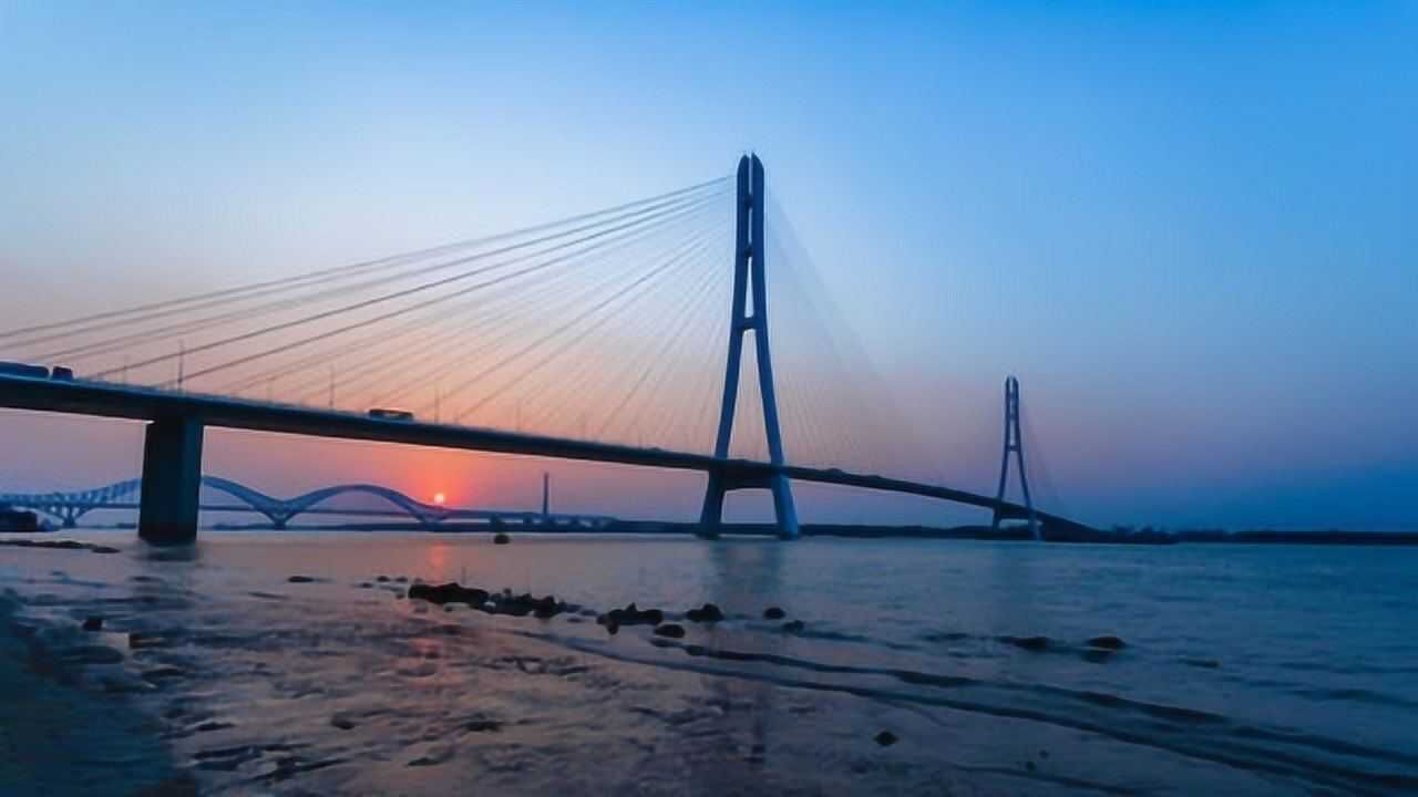 路灯淹没三分之二 长江南京段水位持续增长