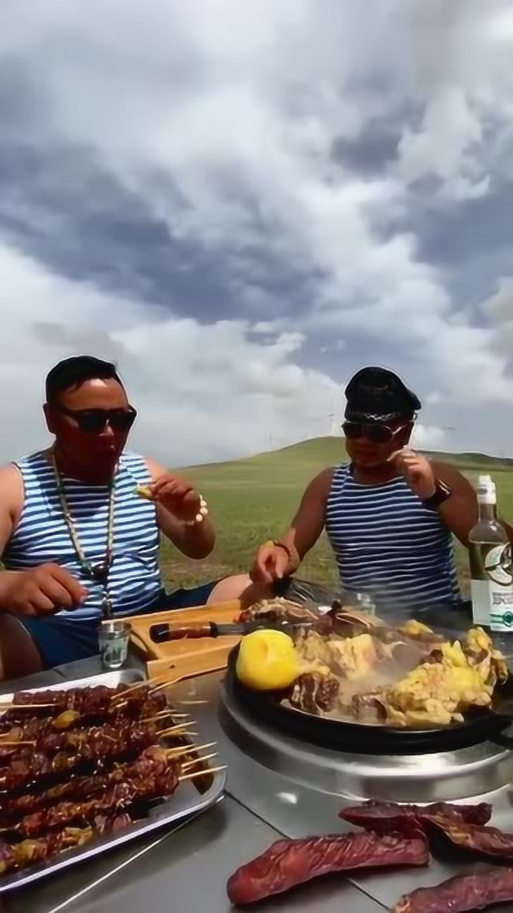 草原上大口吃肉,大口喝酒