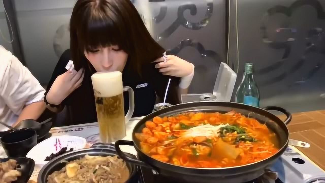 美女喝酒真会玩,这样的深水炸弹,你敢喝吗?