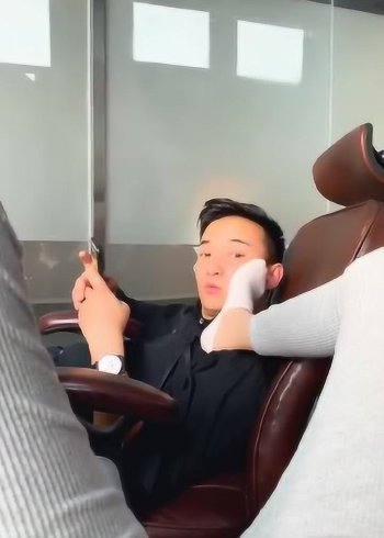 美女把脚放到男子脸上有些过分了吧