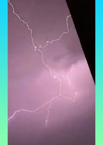 天空中的闪电,居然是粉色的,这是什么原因
