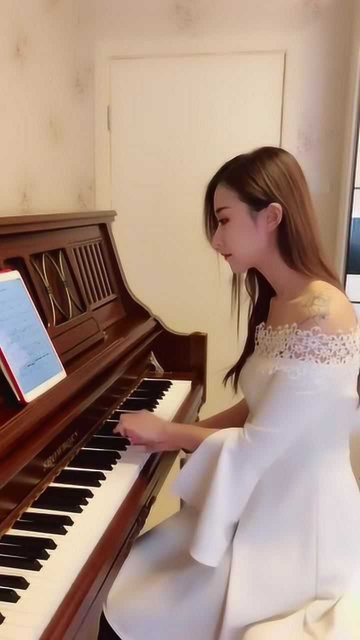 美女钢琴演绎的花之舞,真的是好听极了,听完还想听!