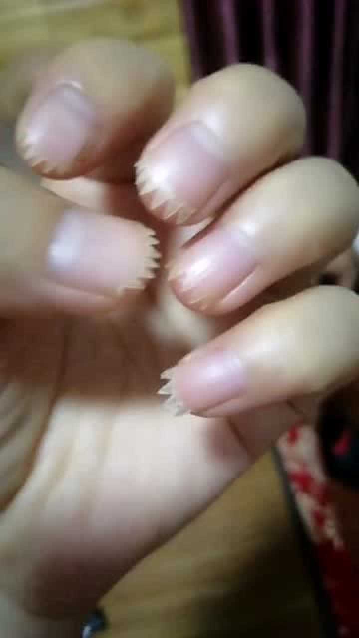 老公天天让我给他挠背看我新剪的指甲挠起来肯定很舒服