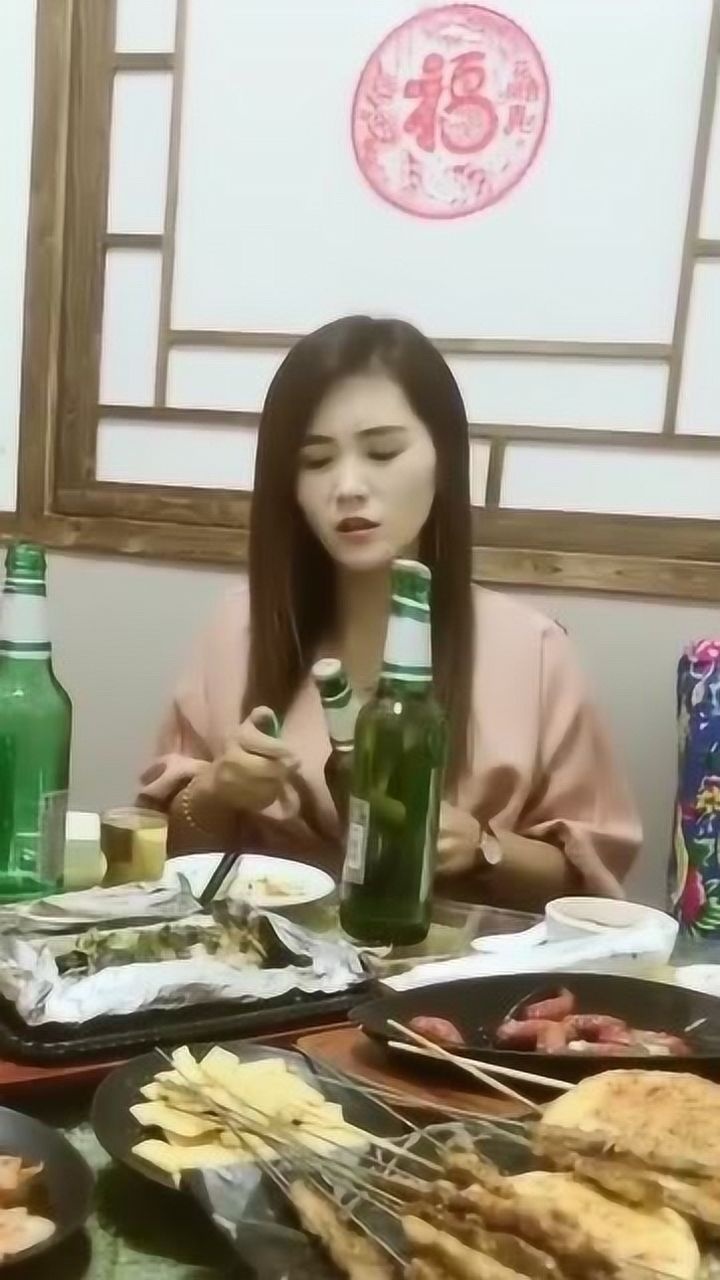 真是越漂亮的女人越能喝酒,看东北美女这架势,哪个男人敢娶