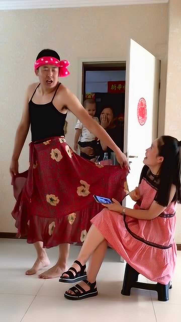 婚后男人如此多戏老公穿女装跳舞逗老婆开心结果婆婆突然开门尴尬了