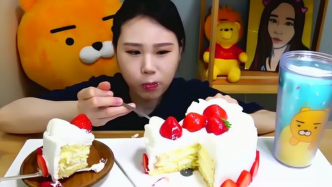 吃播:韩国大胃王小妹吃奶油蛋糕,搭配牛奶很过瘾