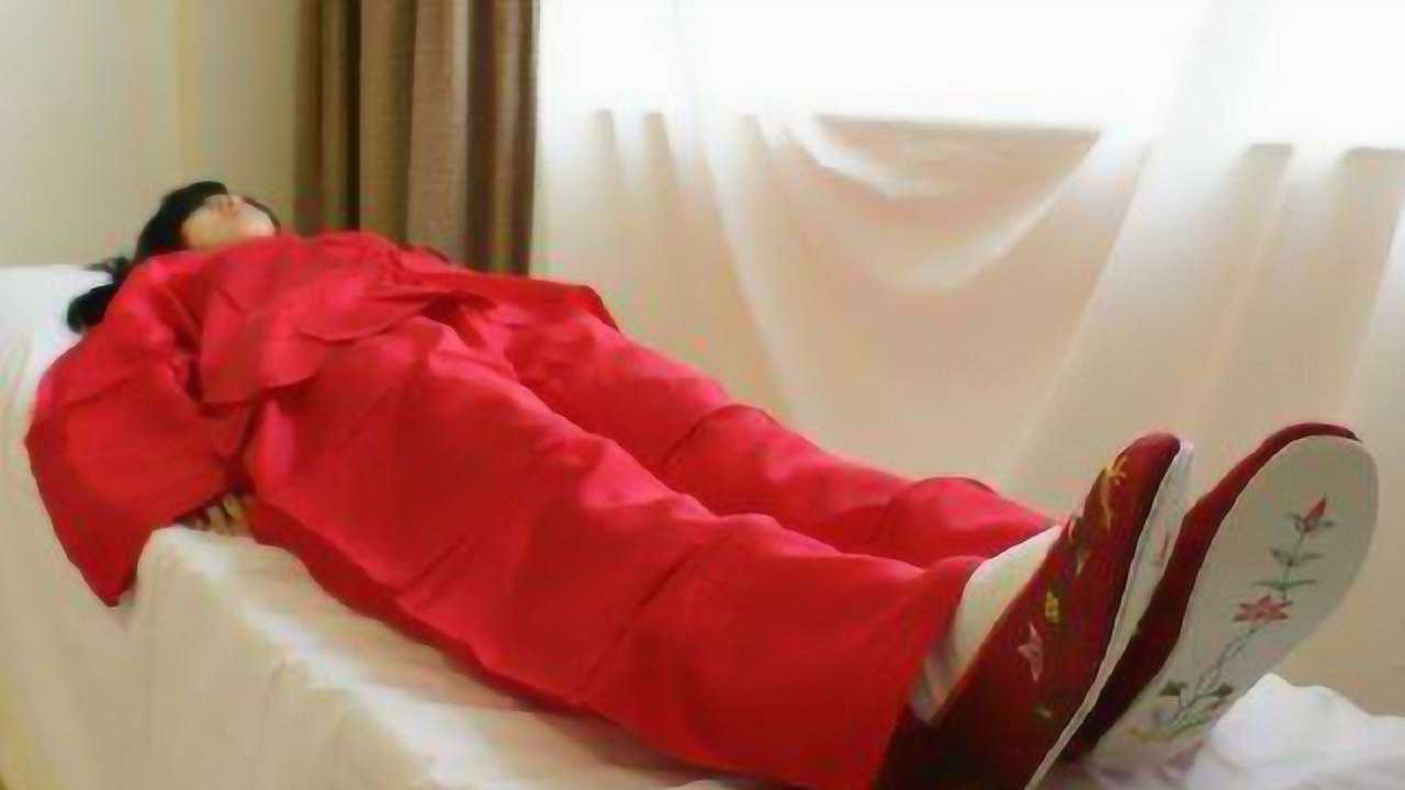 人死后为啥还要穿寿衣,只是因为迷信吗?殡仪馆工作人员说出真相