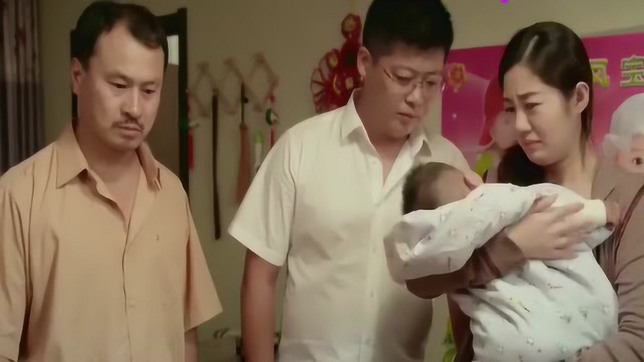 乡村爱情王老七带着永强和小蒙来到谢广坤家把孩子抱走了