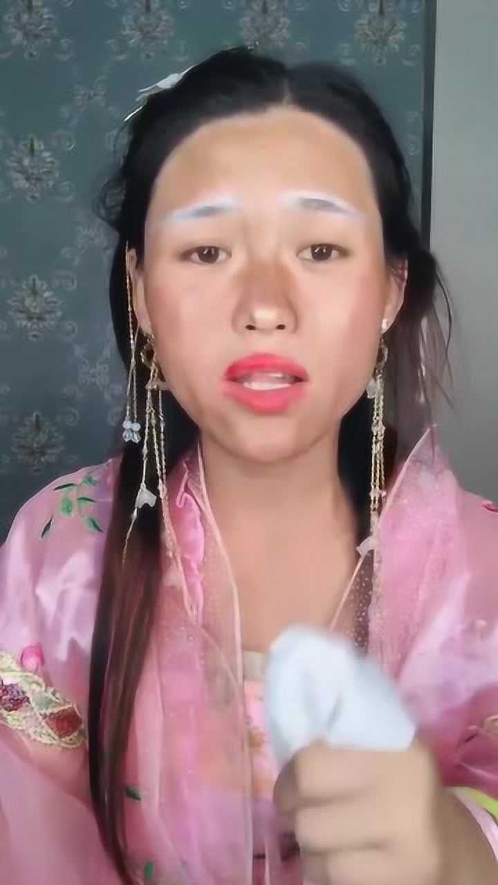 50岁女人又黑又丑,抹上厚厚粉底化妆后,摇身变时尚大妈