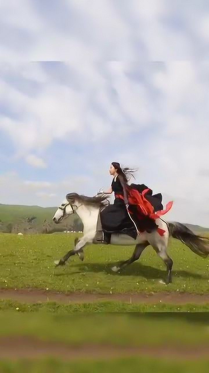 黑衣美女策马扬鞭白马飒爽这姿势太酷