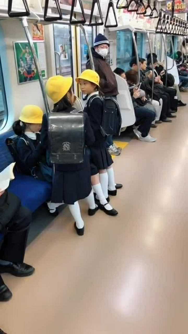 这是日本小学生的校服,校服帽子书包发型都一样