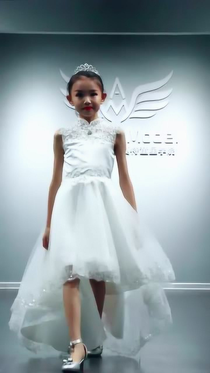 这是童模宋小睿第一次走秀的礼服网友看来我们是输在起点了