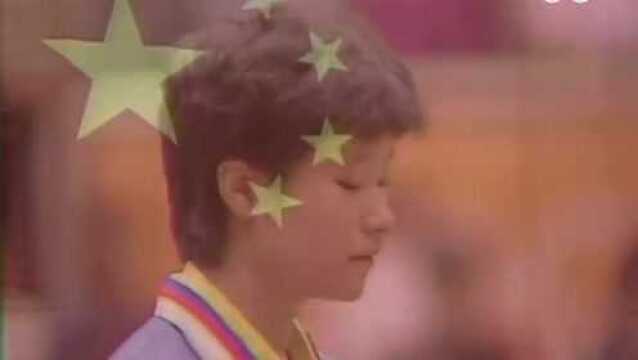 1988年汉城奥运会,陈静荣获乒乓球史上的第一个奥运会女单冠军颁奖!