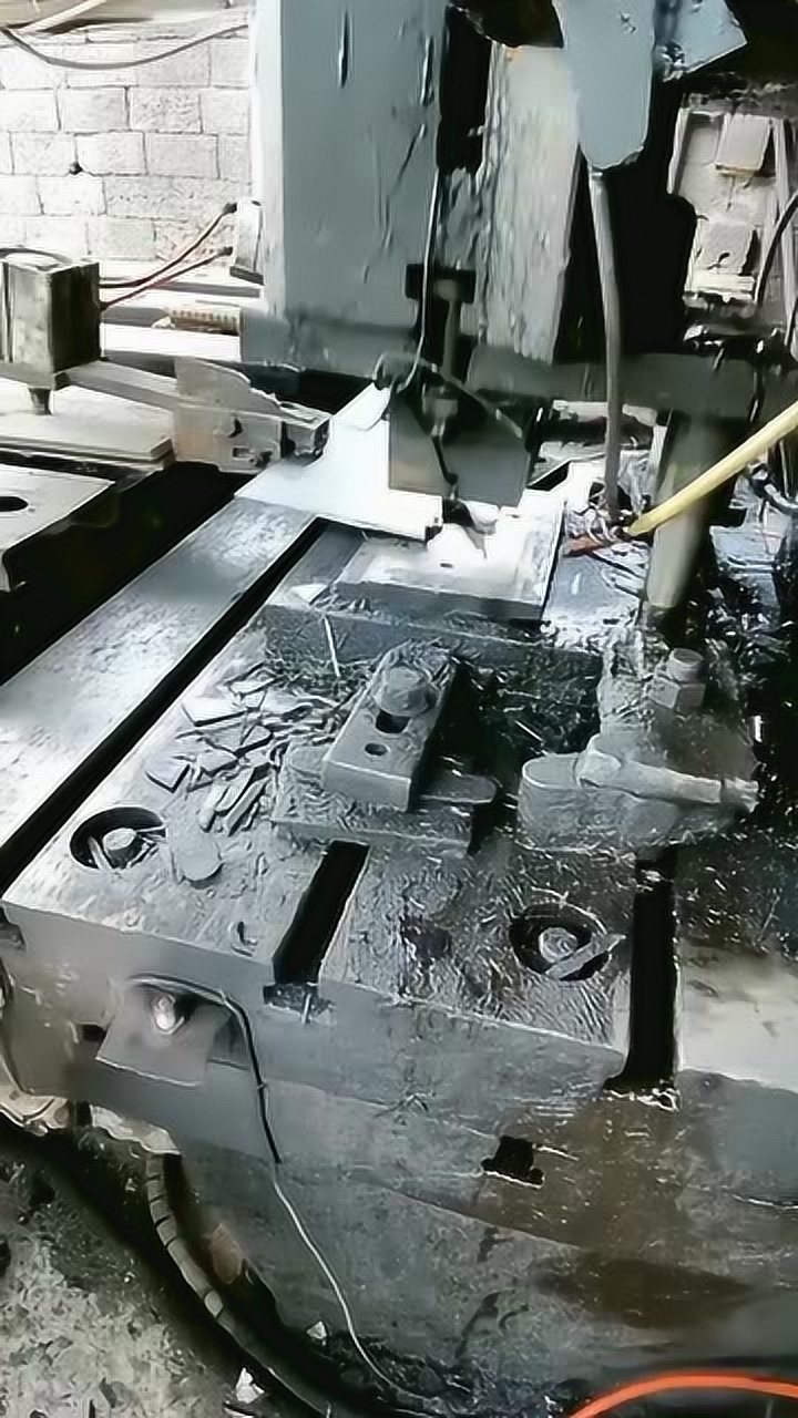 工厂夺命流水线这工作效率杠杠的有人知道这是做什么的嘛