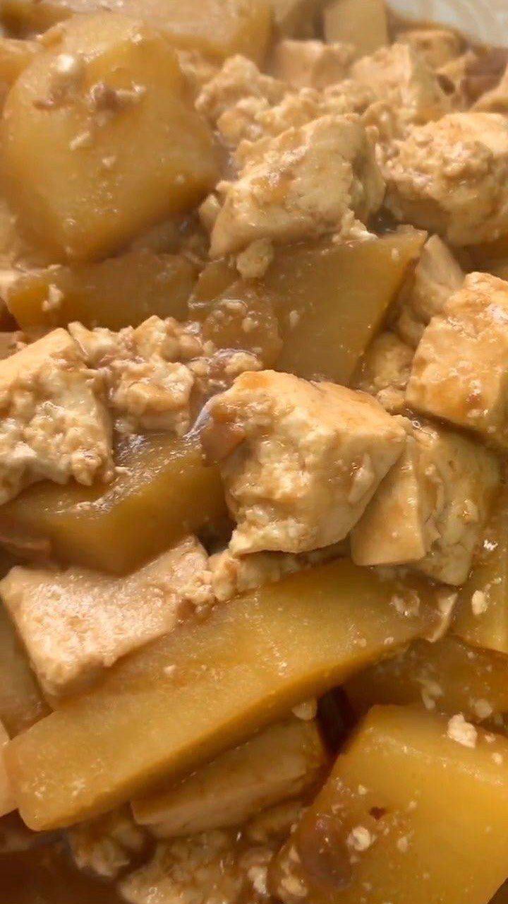土豆和豆腐炖在一起特别好吃,简直就是下饭神器