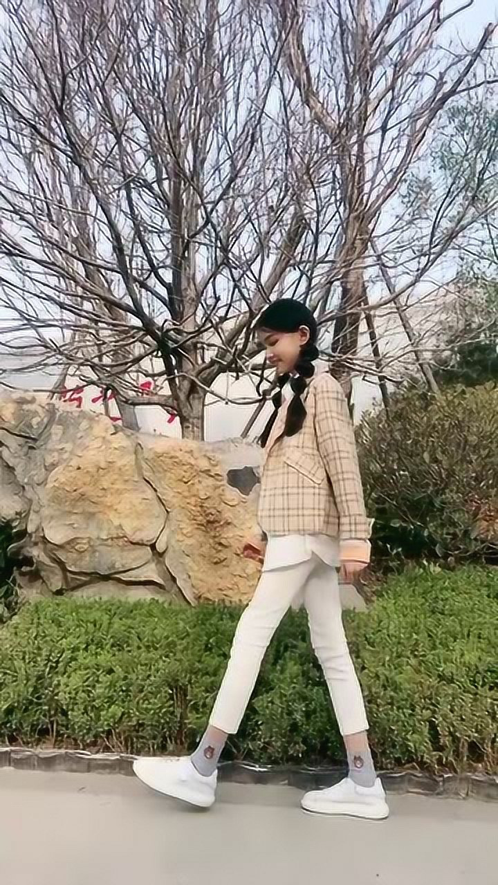 童模宋小睿日常拍视频这大长腿又细又长真让人羡慕