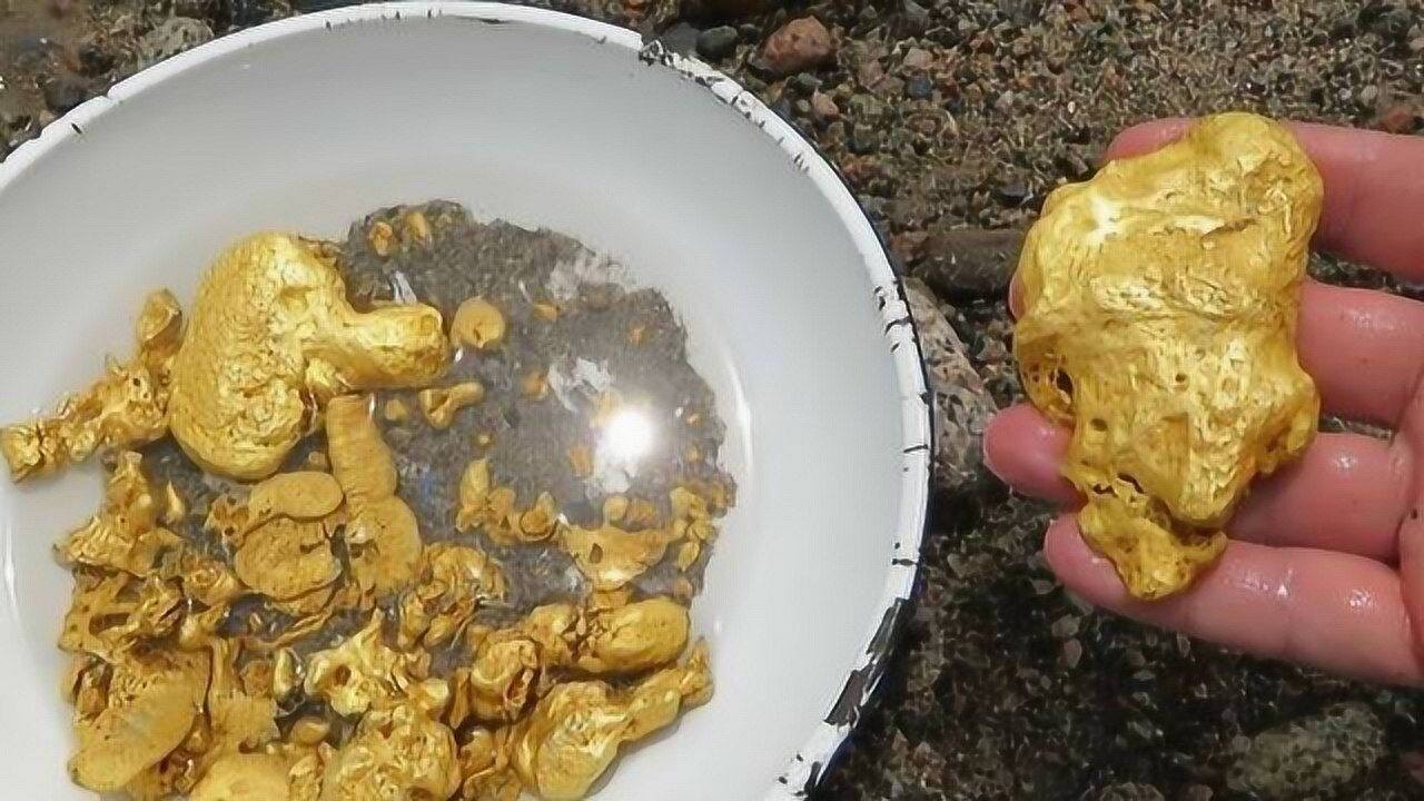 男子野外寻宝,意外发现"黄金河",金子捡到手抽筋!