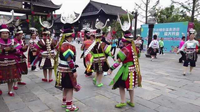 来到王健林投资建造的丹寨万达小镇,偶遇少数民族表演,美极了!