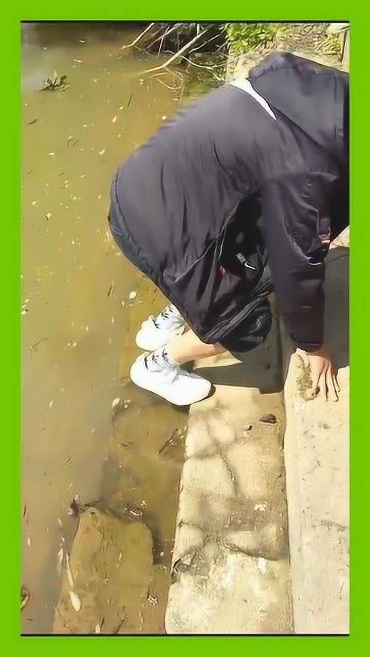 穿运动鞋趟水过河湿鞋图片