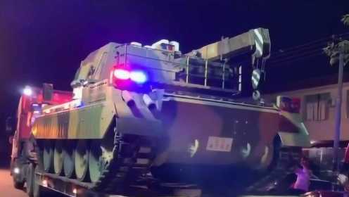 广汉鞭炮厂爆炸致6人受伤 消防坦克连夜出动协助救火 场面震撼！