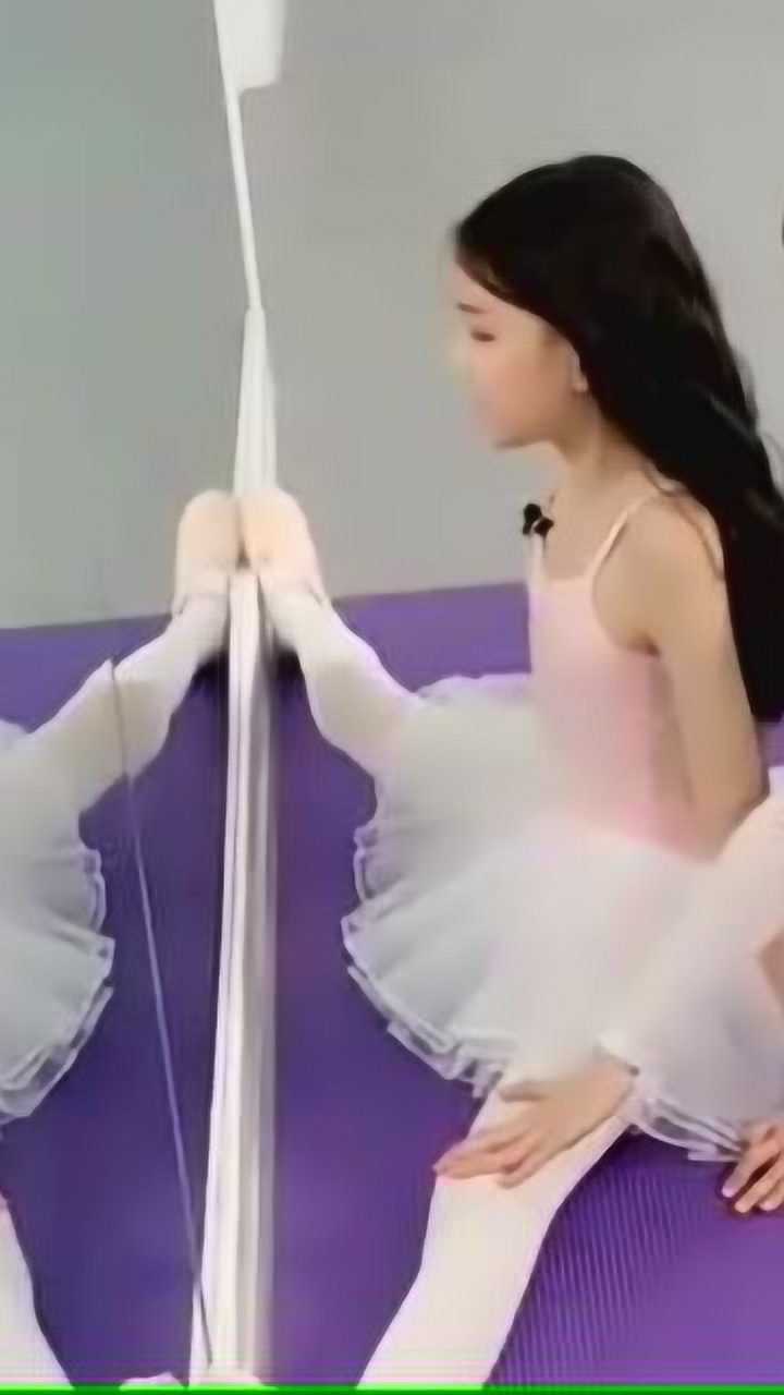 童模宋小睿练习一字马看样子完全没难度简直太优秀了