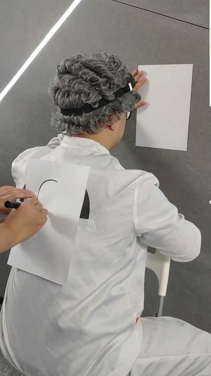 你画我猜挑战猜猜爱因斯坦背后画的是什么