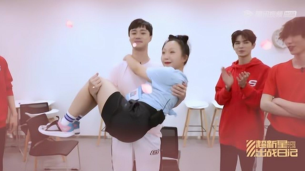 施柏宇公主抱辣目洋子大王满脸羡慕赵磊何昶希看戏