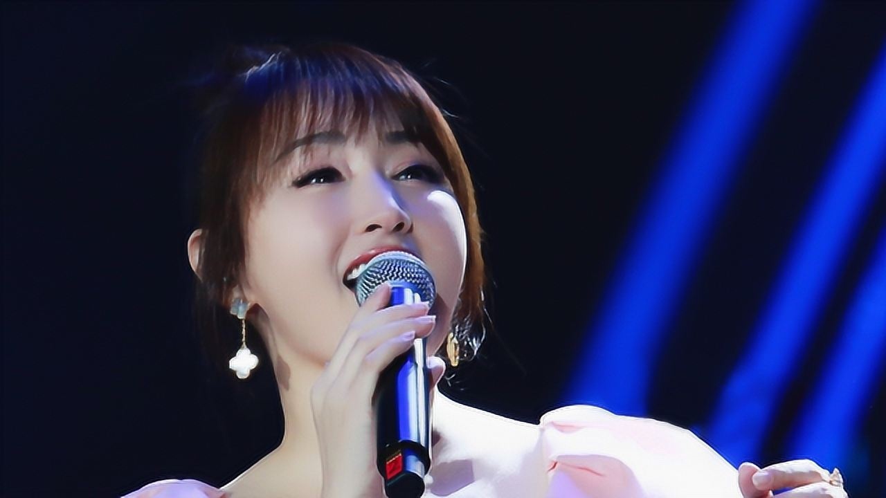 杨钰莹一首《茶山情歌》,台上岗岗笑魇如花,真是太美了