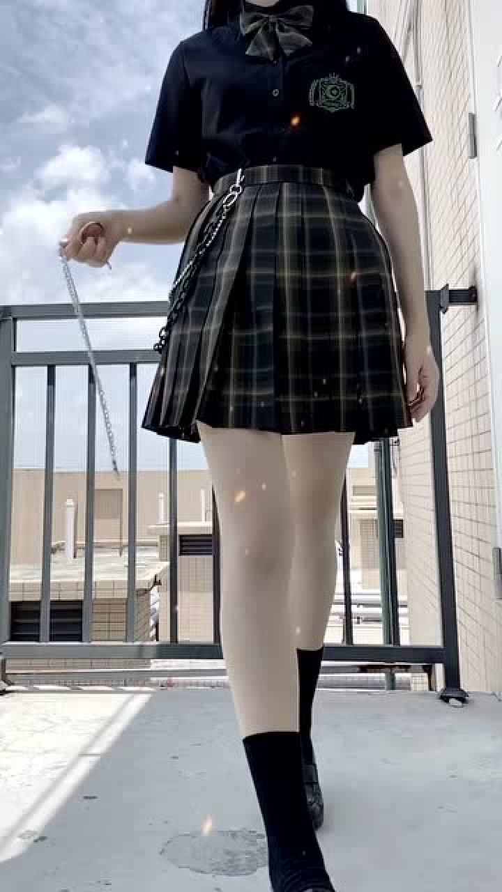 jk女孩阳台走秀