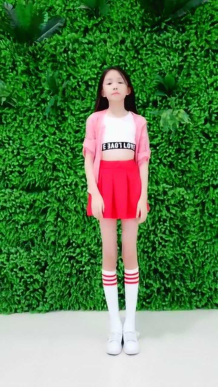 童模宋小睿穿上短裙剩下的就全是腿了越来越会选衣服了