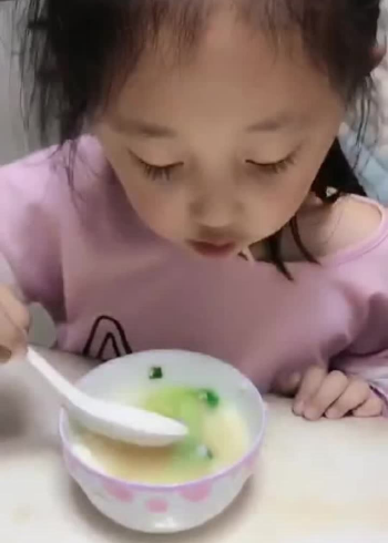 小姑娘吃饭吃得好香啊,看她的小模样真可爱