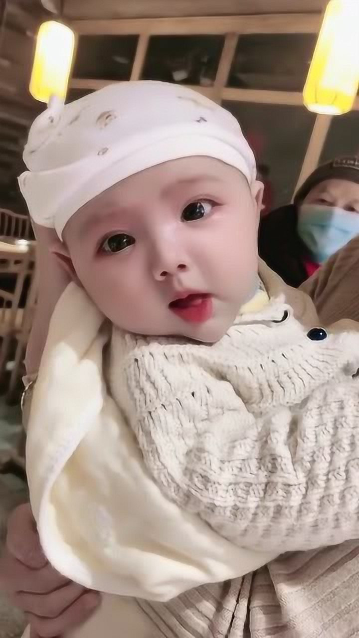 中俄混血的宝宝这眼神太治愈了网友比整出的还漂亮