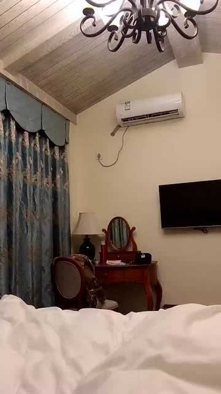 昨晚在女朋友家过夜今早被她妈妈发现了现在场面很尴尬