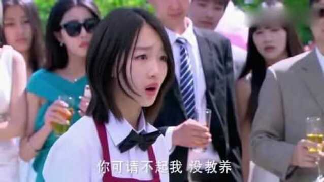 刘欣桐被富家女刁难,没想到刘欣桐直接把她推进游泳池,霸气离开