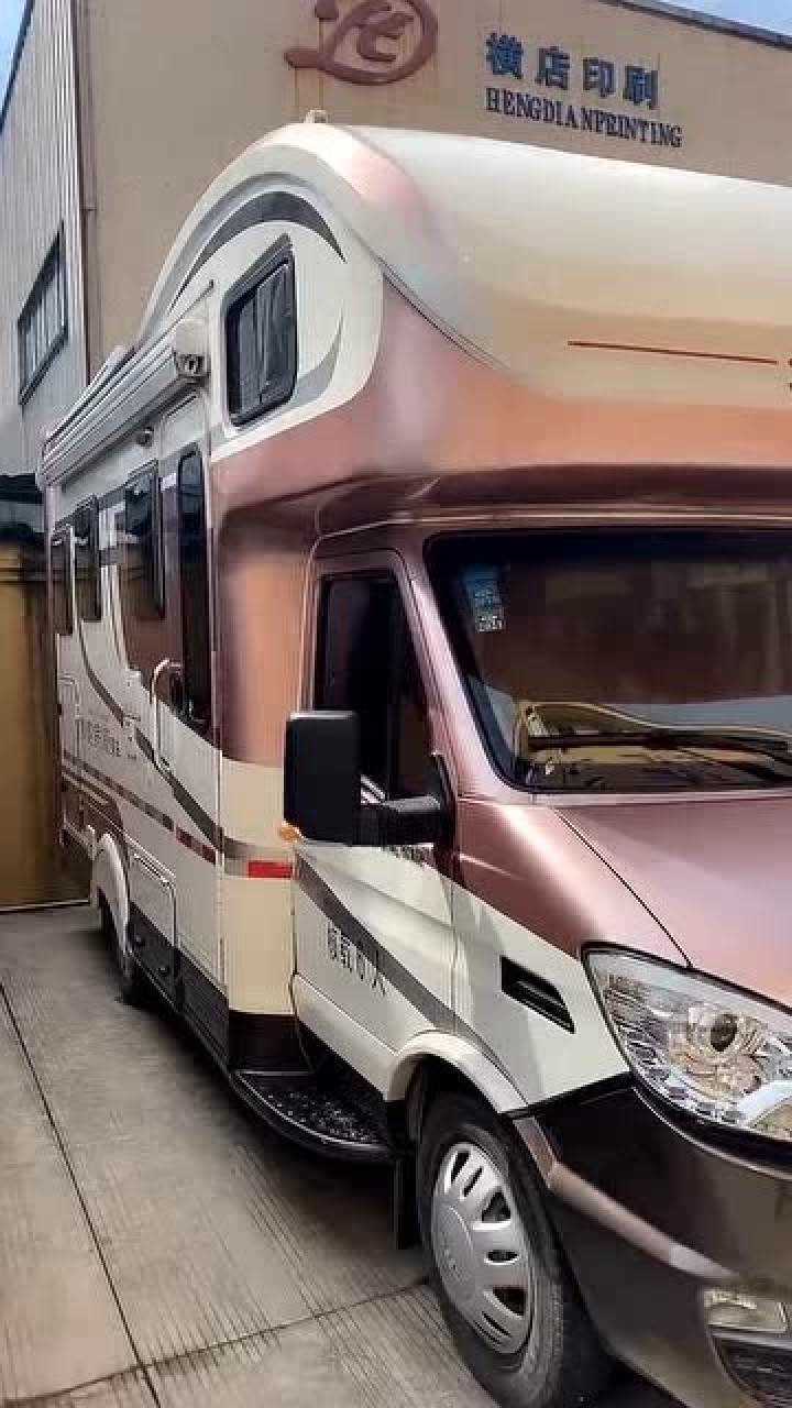 明星白鹿的大房车助理喊她去拍戏了看外表真是太豪华了