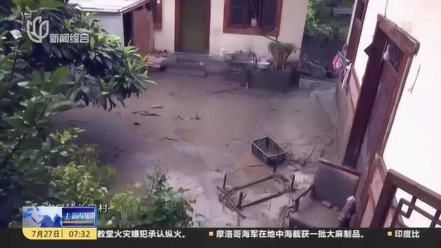 四川阿坝州:部分地区遭遇强降雨 消防紧急救援