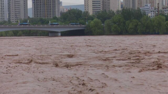 兰州:民警演示离岸几米就可被水流冲走 汛期请远离河岸