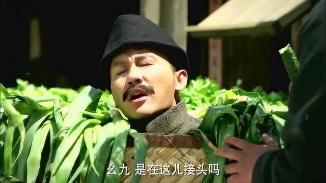 男子伪装到菜篮里,一看日本的伪军来了,菜贩马上把菜码齐了