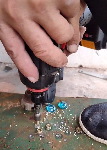 能把铁板打穿的手电钻,才是上好的手电钻