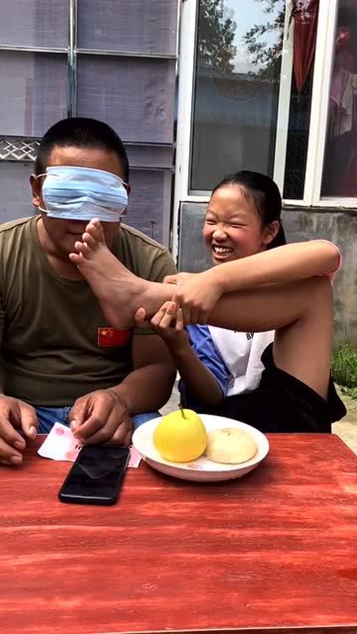 女儿真调皮拿臭脚丫子来给我闻