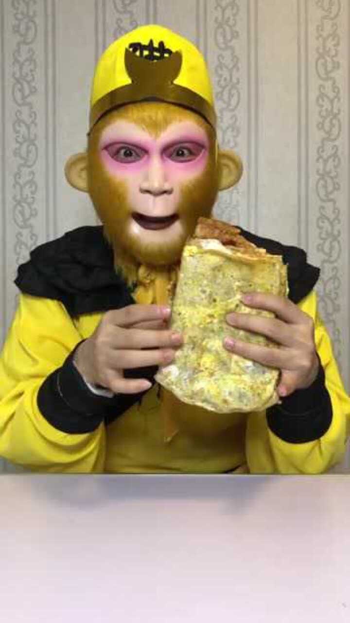 孙悟空说着天津话吃着煎饼果子