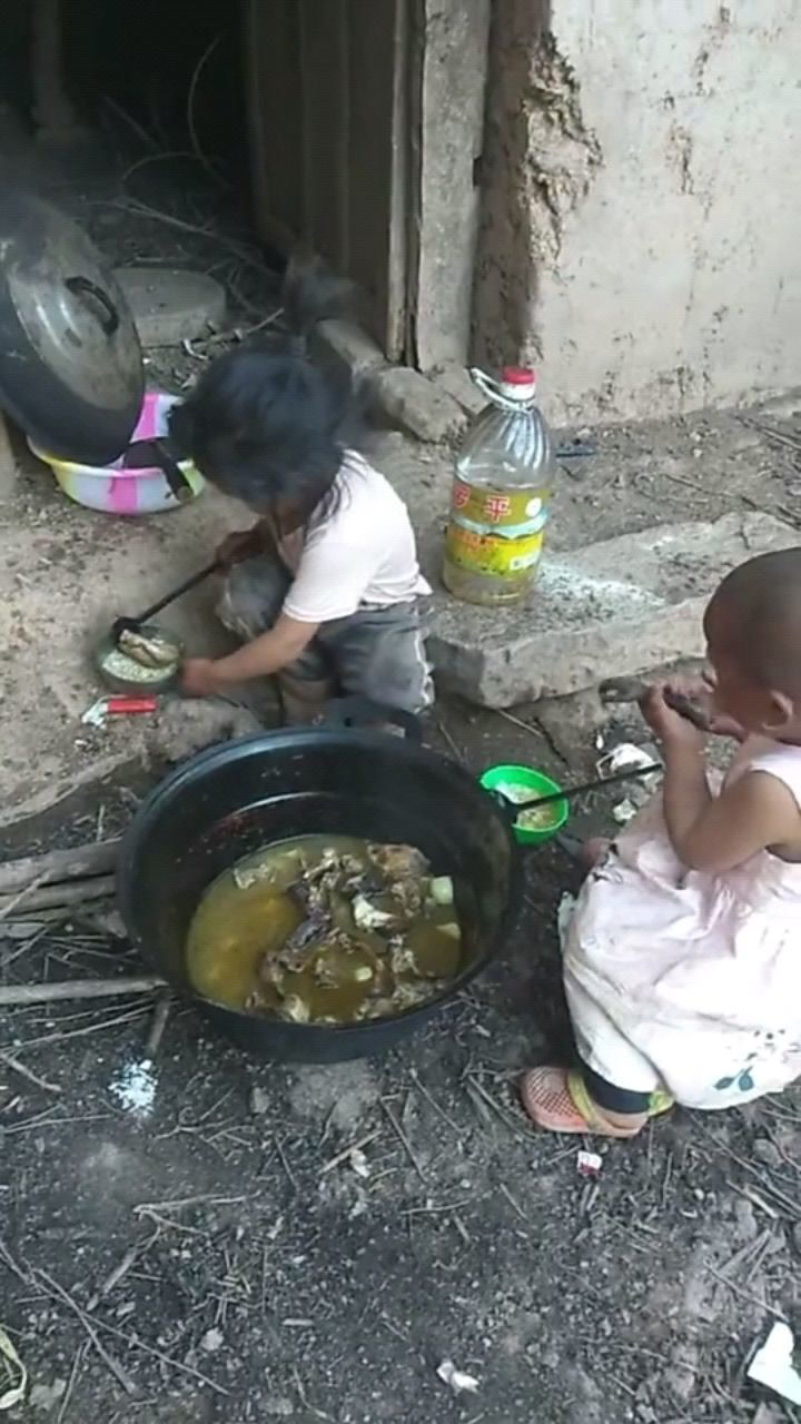 留守儿童在家自己做饭看着都觉着可怜农村的孩子早当家