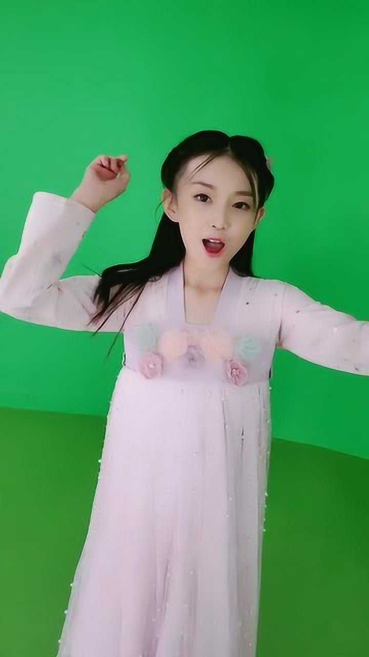 童模宋小睿女团成立后第一次复古装拍摄,这一幕,我完全被宋小睿吸引了