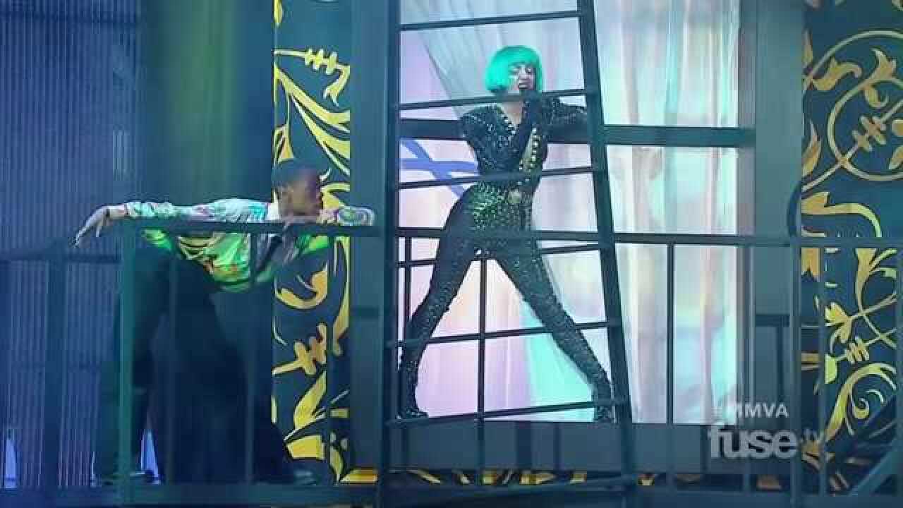 lady gaga《the edge of glory》