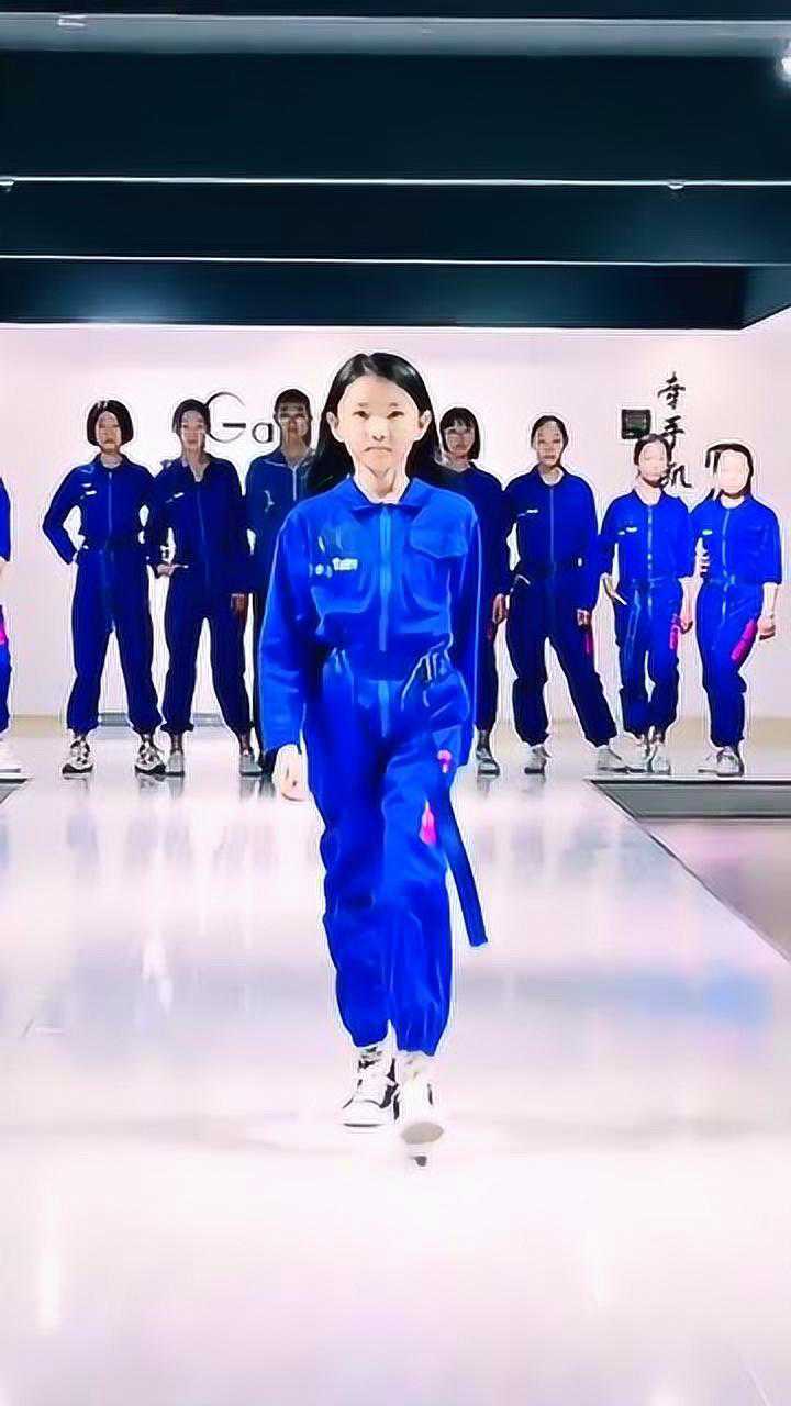 十岁童模宋小睿一身休闲套装真是太有范了