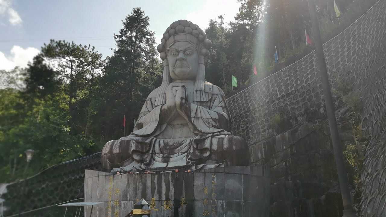 朝拜,福建省龙岩市江山镇最灵验的"定光古佛"石佛公庙,抓拍到佛光