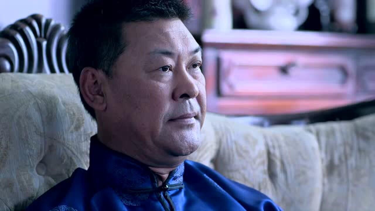 雪豹坚强岁月:男子说周文的事情难办了,周老直接拿出了一箱金条